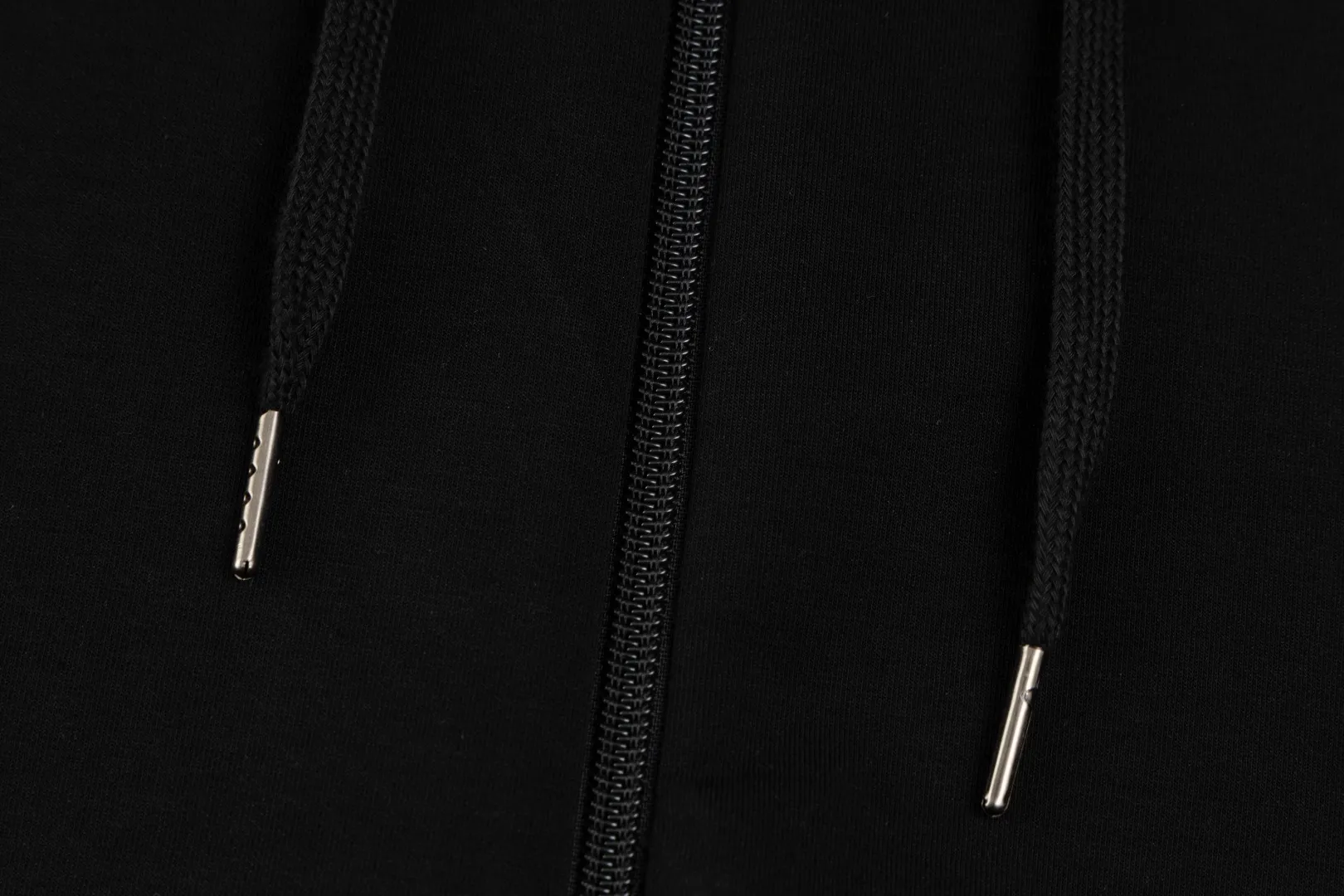 P236 #R95 Ralph Lauren/Ralph Lauren Twelve Color Pony🐎 Embroidered zipper cardigan jacket hooded sweatshirt This hooded sweatshirt is decorated with a simple style that represents Ralph Lauren. It is paired with a pony embroidery pattern, which is three-dimensional and full! The solid color fabric paired with exquisite embroidery instantly sets it off! Hooded sports design, loose and casual fit! The overall texture is very strong! Through the pictures, we can feel the thickness and texture of custom-woven and dyed threads. The workmanship is exquisite. They are shipped from major foreign trade factories. They are all made by masters with many years of experience. Everything is of high standards and requirements! Simple and versatile style ~ super delicate and soft, close to the body without being tied, all fabrics and accessories are original custom-made and of high quality! Perfectly reflects the brand’s sense of superiority! Standard cut, comfortable stretch, unrestricted movement! Highly practical, high-end and classy! Versatile style ~ can be paired with jeans or jogging pants. Ideal for transitioning from your morning commute to weekend events!  Color: Black with red label Black with white label Khaki Navy blue with red label Navy blue with white label White Light gray Dark gray Burgundy Army green Light blue Pink Size: S M L